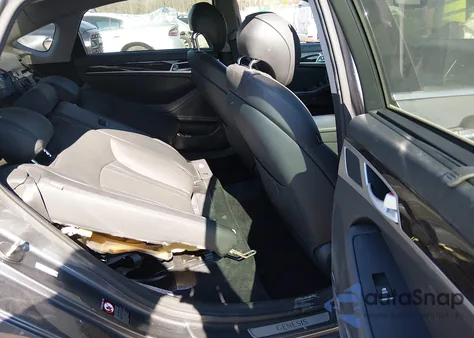 2015 Hyundai Genesis 3.8 z USA, uszkodzony, nr VIN KMHGN4JE9FU065220